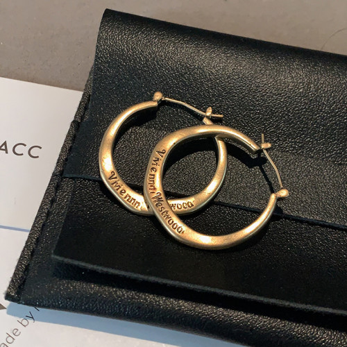 西太後字母金屬耳釦2026新款爆款古銅色耳環輕奢高級感小香風耳飾