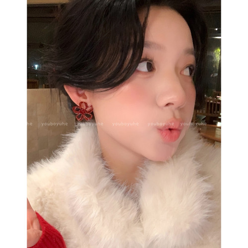 新年酒紅色花朵鏤空耳釘女輕奢高級感秋冬顯白耳環無耳洞耳夾耳飾 新年酒紅色花朵鏤空耳釘女輕奢高級感秋冬顯白耳環無耳洞耳夾耳飾