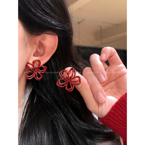 新年酒紅色花朵鏤空耳釘女輕奢高級感秋冬顯白耳環無耳洞耳夾耳飾 新年酒紅色花朵鏤空耳釘女輕奢高級感秋冬顯白耳環無耳洞耳夾耳飾