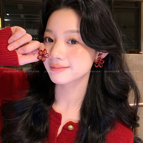 新年酒紅色花朵鏤空耳釘女輕奢高級感秋冬顯白耳環無耳洞耳夾耳飾 新年酒紅色花朵鏤空耳釘女輕奢高級感秋冬顯白耳環無耳洞耳夾耳飾