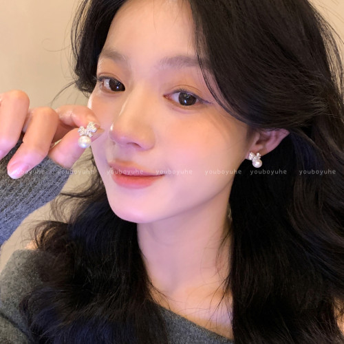 閃耀馬年~滿鋯銀色珍珠小馬耳環女2026本命年耳釘高級感精緻耳飾