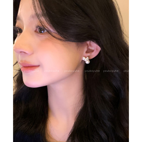 閃耀馬年~滿鋯銀色珍珠小馬耳環女2026本命年耳釘高級感精緻耳飾