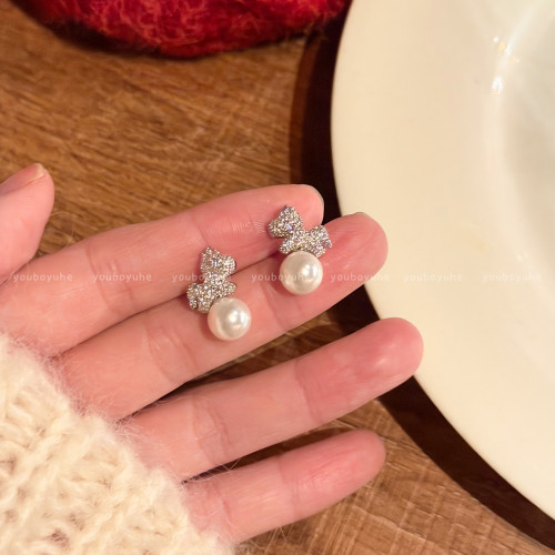 閃耀馬年~滿鋯銀色珍珠小馬耳環女2026本命年耳釘高級感精緻耳飾