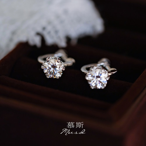 【暮光】慕斯無痛耳夾丨高級感爆閃莫桑鑽一體式螺旋無耳洞耳飾女