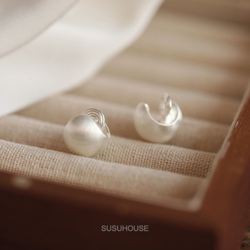 高級感拉絲圓球耳夾蚊香盤無耳洞女銀色耳環清冷風無痛耳飾設計感