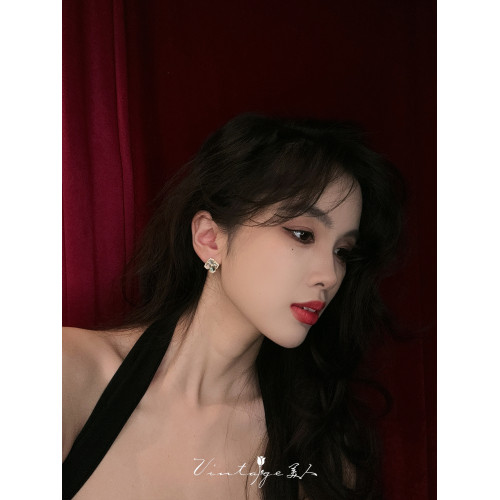 「羅馬鬥獸場」法式復古中世紀高級感小衆設計精緻黑蝶貝耳釘耳夾 「羅馬鬥獸場」法式復古中世紀高級感小衆設計精緻黑蝶貝耳釘耳夾