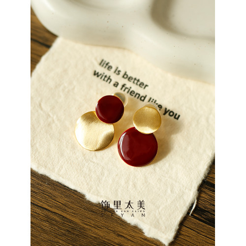 秋冬氛圍感拉絲啞光紅色圓盤耳夾小衆設計感方圓臉氣質無耳洞耳飾