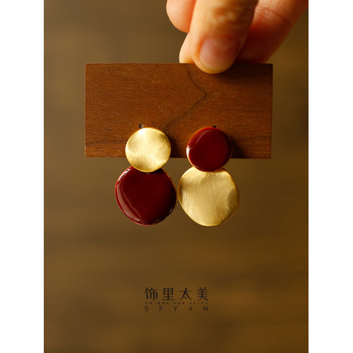 秋冬氛圍感拉絲啞光紅色圓盤耳夾小衆設計感方圓臉氣質無耳洞耳飾