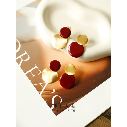 秋冬氛圍感拉絲啞光紅色圓盤耳夾小衆設計感方圓臉氣質無耳洞耳飾