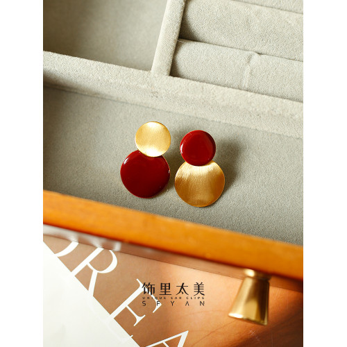 秋冬氛圍感拉絲啞光紅色圓盤耳夾小衆設計感方圓臉氣質無耳洞耳飾