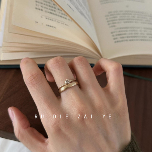 如蝶在野 曡戴拉絲淡金色復古素圈小鑽戒指輕奢高級感百搭開口戒 如蝶在野 曡戴拉絲淡金色復古素圈小鑽戒指輕奢高級感百搭開口戒