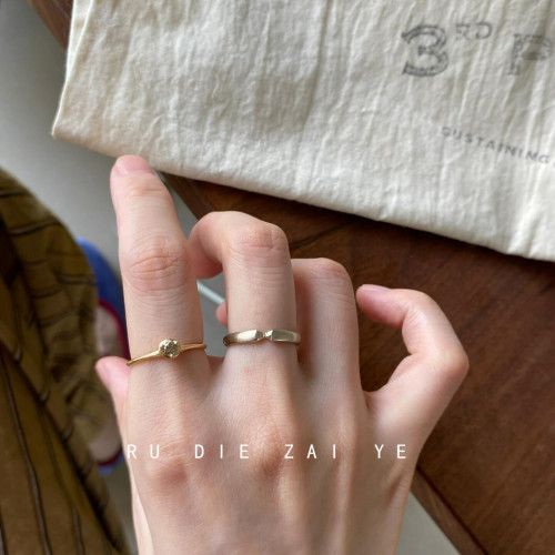 如蝶在野 曡戴拉絲淡金色復古素圈小鑽戒指輕奢高級感百搭開口戒 如蝶在野 曡戴拉絲淡金色復古素圈小鑽戒指輕奢高級感百搭開口戒