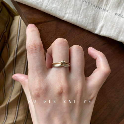 如蝶在野 曡戴拉絲淡金色復古素圈小鑽戒指輕奢高級感百搭開口戒 如蝶在野 曡戴拉絲淡金色復古素圈小鑽戒指輕奢高級感百搭開口戒