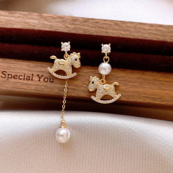 金色滿鑽小馬珍珠長款耳墜耳環女2026新款爆款耳釘不對稱馬年耳飾