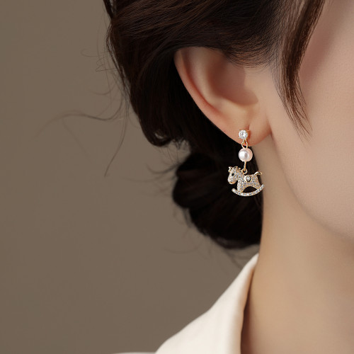 金色滿鑽小馬珍珠長款耳墜耳環女2026新款爆款耳釘不對稱馬年耳飾 金色滿鑽小馬珍珠長款耳墜耳環女2026新款爆款耳釘不對稱馬年耳飾