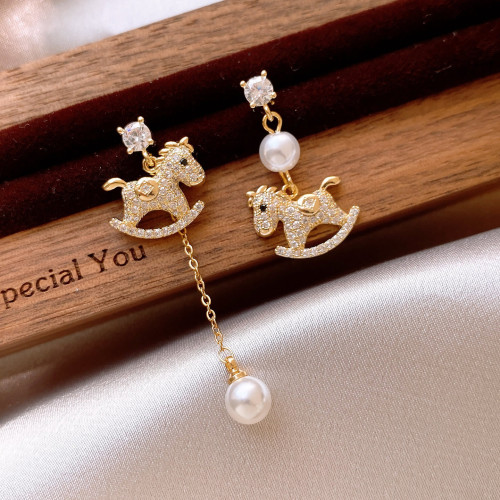 金色滿鑽小馬珍珠長款耳墜耳環女2026新款爆款耳釘不對稱馬年耳飾 金色滿鑽小馬珍珠長款耳墜耳環女2026新款爆款耳釘不對稱馬年耳飾