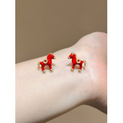 LYNNROMAN紅色銅錢小馬耳釘女高級感禮物百搭小巧本命年生肖耳飾