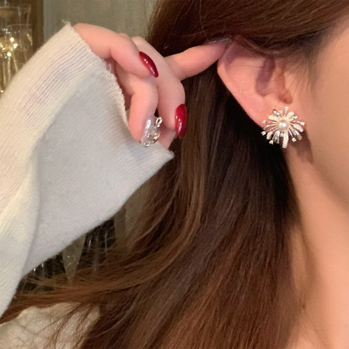 閃鋯銀白色珍珠菸花耳釘女輕奢高級感小衆設計耳環巨好看漂亮耳飾 閃鋯銀白色珍珠菸花耳釘女輕奢高級感小衆設計耳環巨好看漂亮耳飾