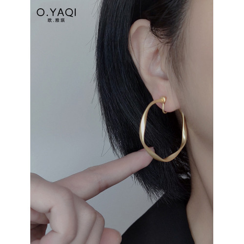 簡約扭曲C形大圈可晃動蚊香盤耳夾無耳洞一體式歐美耳釘女耳飾 簡約扭曲C形大圈可晃動蚊香盤耳夾無耳洞一體式歐美耳釘女耳飾