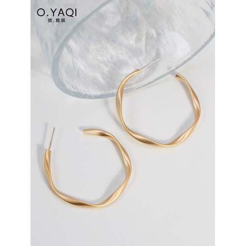 簡約扭曲C形大圈可晃動蚊香盤耳夾無耳洞一體式歐美耳釘女耳飾 簡約扭曲C形大圈可晃動蚊香盤耳夾無耳洞一體式歐美耳釘女耳飾