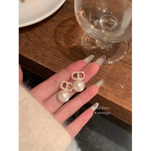 甜貴千金CD珍珠耳環女秋冬高級感氣質輕奢耳釘獨特耳飾無耳洞耳夾