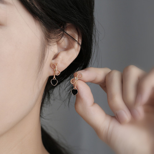 黑色桃心蝴蝶結短款耳環輕奢高級感耳墜法式復古心形耳飾甜美耳夾