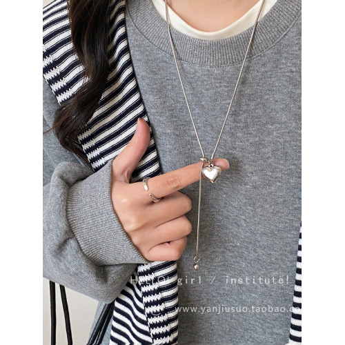 極簡銀色愛心吊墜項鍊女秋冬輕奢高級感鈦鋼抽拉式長款毛衣鏈配飾