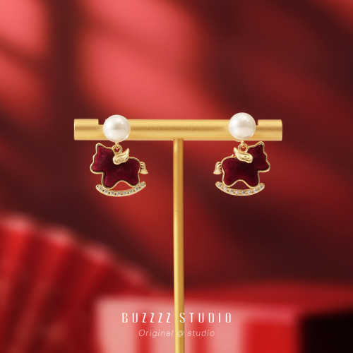 紅色小飛馬耳環馬年本命年適合過年氣質精緻小巧耳釘無耳洞耳夾女