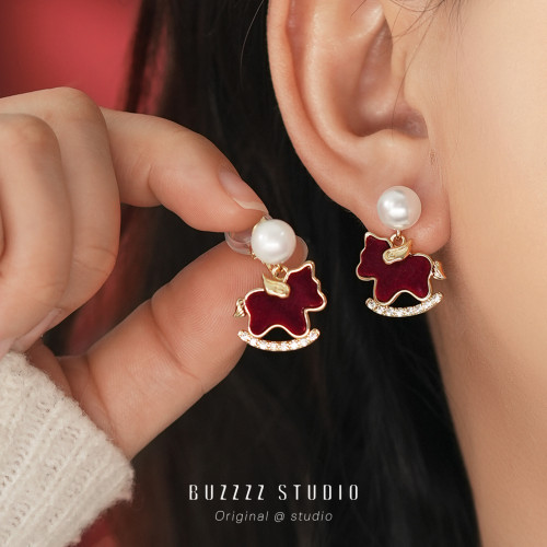 紅色小飛馬耳環馬年本命年適合過年氣質精緻小巧耳釘無耳洞耳夾女