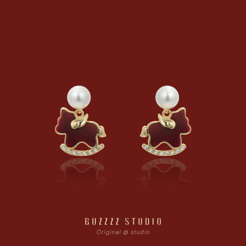 紅色小飛馬耳環馬年本命年適合過年氣質精緻小巧耳釘無耳洞耳夾女