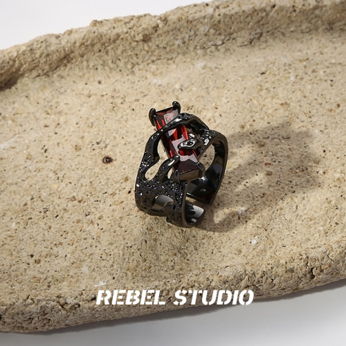 原創設計復古紅幾何寶石戒指女小衆個性龐克暗黑鏤空肌理金屬指環