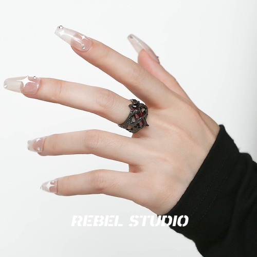 原創設計復古紅幾何寶石戒指女小衆個性龐克暗黑鏤空肌理金屬指環