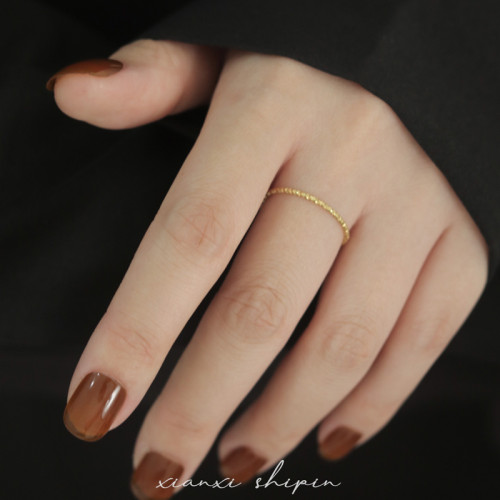 不掉色！極細閃閃的碎銀子戒指女輕奢高級感金色鈦鋼素圈曡戴指環