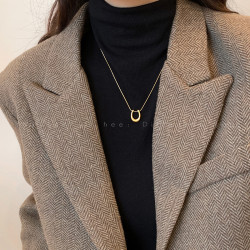 金色馬蹄吊墜項鍊女款2026新款爆款輕奢高級感鈦鋼毛衣鏈百搭配飾