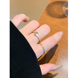 一鑽仿白貝母素圈戒指女小衆設計鈦鋼戒指女輕奢高級感對戒食指環