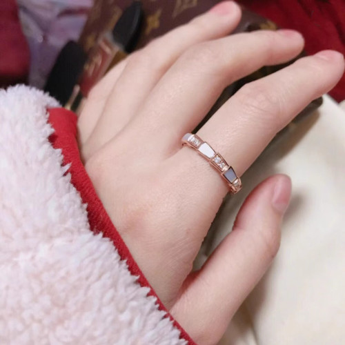 英國 【設計師】Cookie Kiss蛇形鑲鑽白貝殼戒指女18K金食指指環