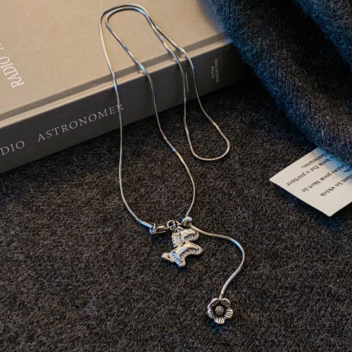 明星同款本命年銀色小馬吊墜項鍊女高級感輕奢小衆毛衣鏈長款配飾