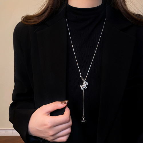 明星同款本命年銀色小馬吊墜項鍊女高級感輕奢小衆毛衣鏈長款配飾