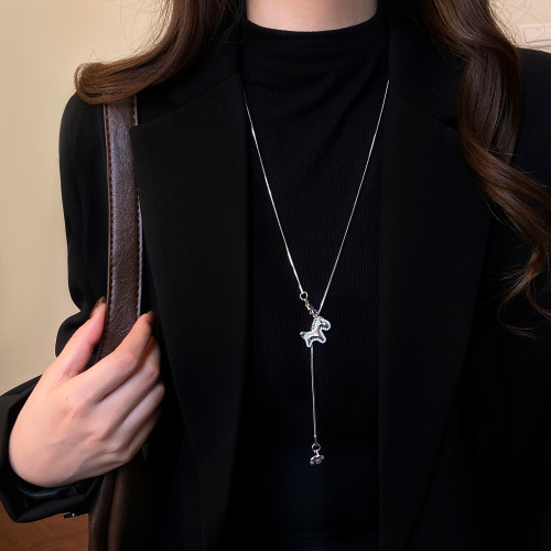 明星同款本命年銀色小馬吊墜項鍊女高級感輕奢小衆毛衣鏈長款配飾