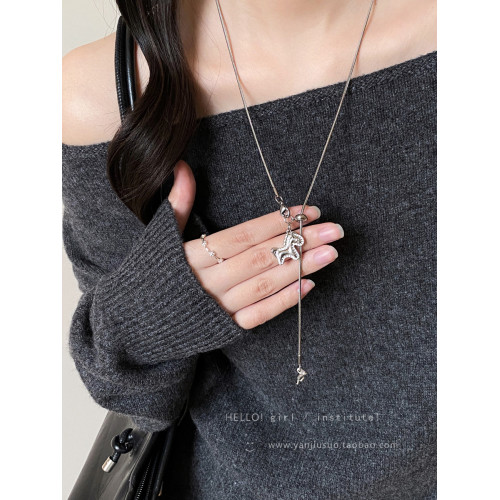 銀色碎冰冰小馬吊墜項鍊女高級感輕奢小衆設計抽拉長款毛衣鏈配飾