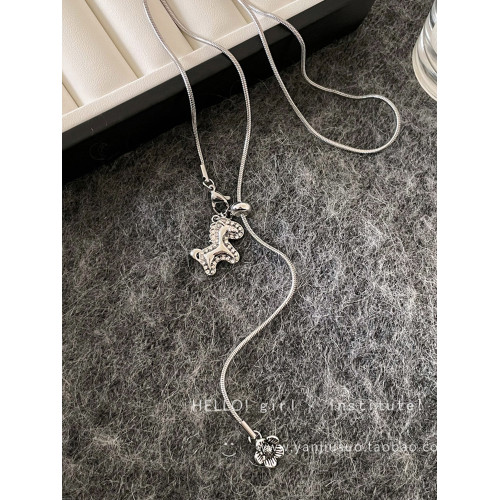 銀色碎冰冰小馬吊墜項鍊女高級感輕奢小衆設計抽拉長款毛衣鏈配飾