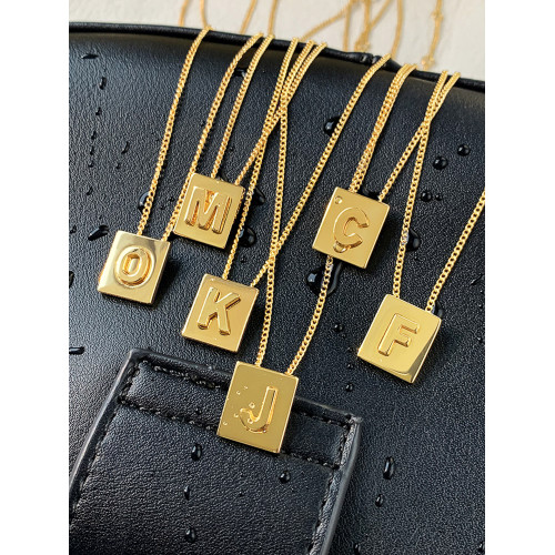 小金牌字母項鍊女金色吊墜輕奢高級感復古2026新款氣質鎖骨毛衣鏈