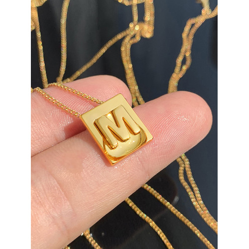 小金牌字母項鍊女金色吊墜輕奢高級感復古2026新款氣質鎖骨毛衣鏈