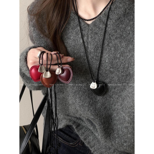 皮質愛心項鍊長款掛脖配飾女毛衣鏈輕奢小衆高級感衛衣鏈2025新款