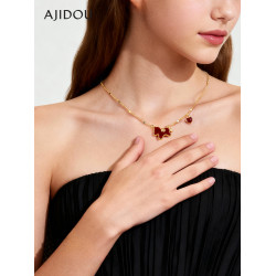 AJIDOU阿吉豆項鍊女款生肖馬上有錢吊墜新年紅色毛衣鏈輕奢鎖骨鍊