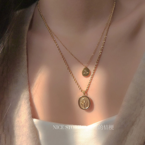 晚睡的桔梗｜韓系鈦鋼字母不規則圓牌毛衣鏈簡約氣質吊墜鎖骨項鍊