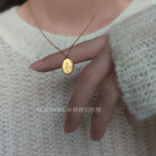 晚睡的桔梗｜韓系鈦鋼字母不規則圓牌毛衣鏈簡約氣質吊墜鎖骨項鍊
