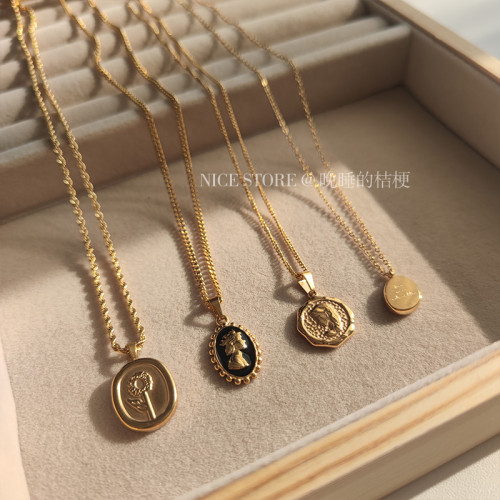 晚睡的桔梗｜韓系鈦鋼字母不規則圓牌毛衣鏈簡約氣質吊墜鎖骨項鍊