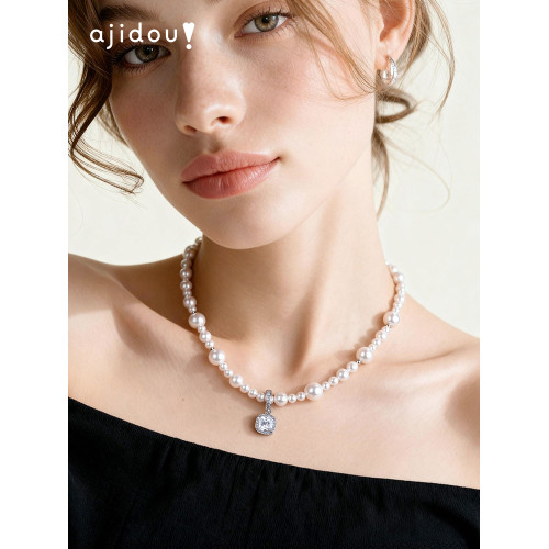 AJIDOU阿吉豆項鍊女款時尚珍珠方糖吊墜輕奢高級感飾品頸鏈鎖骨鍊 AJIDOU阿吉豆項鍊女款時尚珍珠方糖吊墜輕奢高級感飾品頸鏈鎖骨鍊