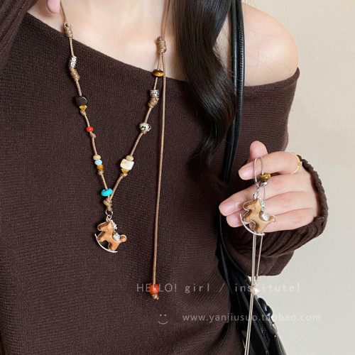 復古木質小馬吊墜項鍊女秋冬輕奢高級感抽拉長款毛衣鏈本命年配飾